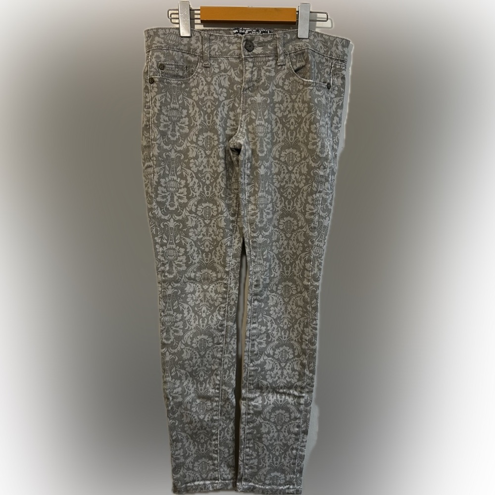 Hot Kiss Skinny Lily Woman’s jeans. Grey paisley pattern Size 5.
